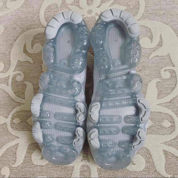 Nike Air VaporMax Flyknit in Platinum - Picture 5 of 10